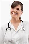 Portrait d'une femme médecin souriant