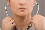 Nahaufnahme eines weiblichen Arztes trägt ein Stethoskop