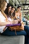 Étudiants de l'Université féminine assis sur un banc et en discutant dans un couloir