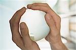 Gros plan de la main d'une personne tenant un globe