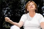 Gros plan d'une femme senior pratiquer l'yoga