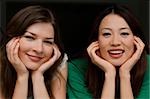 Porträt von zwei jungen Frauen Lächeln