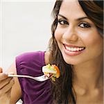Porträt einer jungen Frau essen Salat und Lächeln
