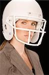 Portrait d'une femme d'affaires portant un casque de sports