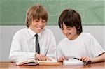 Zwei Schüler lernen in einem Klassenzimmer