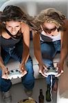 Vue grand angle de deux jeunes femmes jouant à un jeu vidéo ensemble