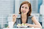 Nahaufnahme einer jungen Frau essen Salat