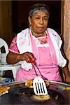 Portrait of a senior Woman Kochen, Cuetzalan, Bundesstaat Puebla, Mexiko