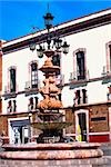 Flachwinkelansicht eines Brunnens vor einem Gebäude, Fuente De Los Faroles, Zacatecas, Mexiko