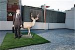 Homme d'affaires avec le cerf