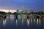 Ignatz Bubis-Brücke über Fluss Main und Skyline, Frankfurt, Hessen, Deutschland