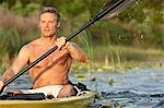 Homme en kayak sur la rivière, Florida, USA