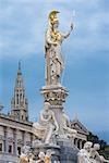 Pallas Athene Brunnen, Parlamentsgebäude, Rathaus im Hintergrund, Wien, Österreich