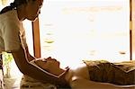 Jeune femme ayant massage de cou