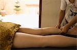 Jeune femme ayant le massage de jambe