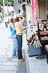 Zwei junge Frauen suchen, Souvenir-Shop in Kyoto, Japan