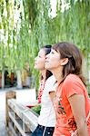 Zwei junge Frauen, die Aussicht betrachten in Gion, Kyoto, Japan