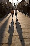 Zwei junge Frauen, die zu Fuß in Gion, Kyoto, Japan