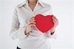 Geschäftsfrau hält Heart-shaped box