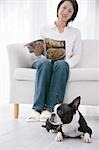 Junge Frau und Boston Terrier