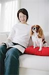 Junge Frau und cavalier King Charles spaniel