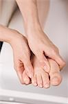 Massothérapeute application de massage des pieds