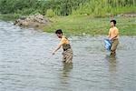 Deux personnes, nettoyage de la rivière