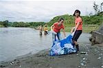 Les jeunes de nettoyage de la rivière