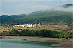 Dorfes Santa Maria und Stausee Embalse De La Pena, Aragon, Spanien, Europa