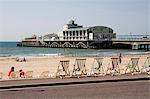 Chaises longues, plage et jetée, Bournemouth, Dorset, Angleterre, Royaume-Uni, Europe