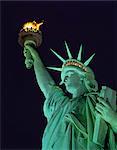 Nahaufnahme von der Freiheitsstatue in New York, Vereinigte Staaten von Amerika, Nordamerika nachts beleuchtet