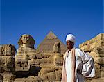 Portrait d'un homme en costume traditionnel avant le grand Sphinx et les pyramides de Cephren à Giza, patrimoine mondial de l'UNESCO, le Caire, Egypte, Afrique du Nord, Afrique