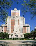 Monument et un immeuble commercial de la Plaza de España à Madrid, Espagne, Europe