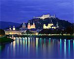 Ville et le château pendant la nuit de la rivière, Salzbourg, Autriche, Europe
