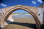 Unique Arche du pont Malabadi construit par Artukide turcs en 1146 traversant la rivière de Batman, dans la région du Kurdistan de l'Anatolie, Turquie, Asie mineure, Eurasie