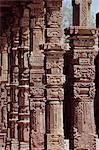 Piliers sculptés, Quwwat ul mosquée de l'Islam, Delhi, Inde, Asie
