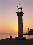 Eingang zum Hafen von Rhodos in der Morgendämmerung, Rhodos, Dodekanes, Griechenland, Europa