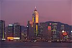 Hong Kong Skyline beleuchtet in der Abenddämmerung, Hong Kong, China, Asien