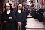 Moines et nonnes en procession le long de la Via Dolorosa, une rue importante dans le christianisme, dans la vieille ville de Jérusalem, Israël, Moyen-Orient franciscaine