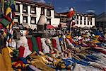 Moulins à prières et drapeaux à vendre sur le marché de Barkor à Lhassa, Tibet, Chine, Asie