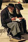Deux séance de Juifs orthodoxes vieux prier à la Western ou le mur des lamentations dans la vieille ville de Jérusalem, Israël, Moyen-Orient
