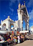 Des étals de marché avant l'entrée de la cathédrale, Copacabana, Bolivie, Amérique du Sud