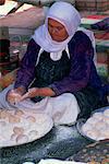Nahaufnahme der Beduinen Frau machen Pita-Brot in Tel Aviv, Israel, Naher Osten
