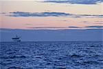 Plate-forme de gaz découpent sur l'horizon au crépuscule, le champ de gaz naturel de la baie de Morecambe, Lancashire, Angleterre, Royaume-Uni, Europe