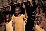 Happy kids en dehors de la hutte de terre, Ouganda, Afrique de l'est, Afrique