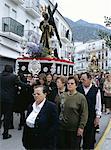 Drängen in die Karfreitagsprozession, mit Statue von Christus trägt das Kreuz, gefolgt von der Jungfrau Maria in Trauer, Istan, Malaga, Andalusien (Andalusien), Spanien, Europa