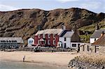 View to Ty Coch Inn on beach at Porth Dinllaen village in bay on Lleyn Peninsula, Morfa Nefyn, Gwynedd, North Wales, United Kingdom, Europe