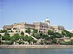 Palais de Buda, abrite aujourd'hui des musées, depuis les rives du Danube, Budapest, Hongrie, Europe