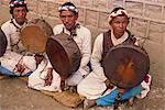 Portrait de trois Dami Jankris, holistiques guérisseurs indigènes au Népal, en costume traditionnel, avec des tambours, à l'aide à l'enfance financés par le dispensaire à Jalbire, Népal, Asie
