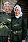 Zwei Schulmädchen in Militäruniform auf dem Weg zur Schule, Damaskus, Syrien, Naher Osten